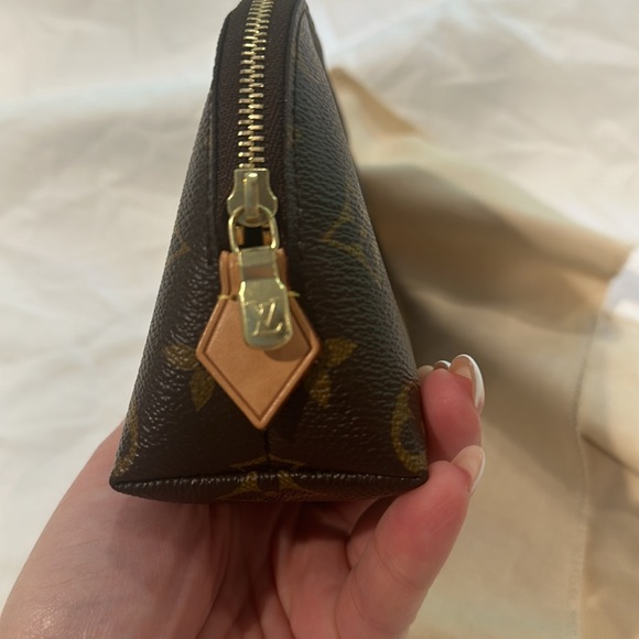 Louis Vuitton Cosmetic Pouch - Picture 7 of 9